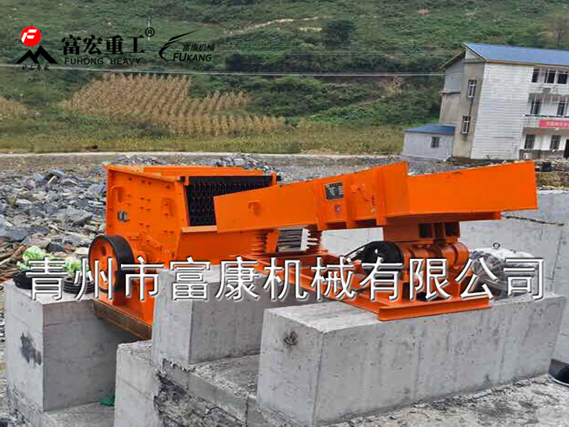 振動給料機(jī)又稱振動喂料機(jī)，振動給料機(jī)在生產(chǎn)流程中，可把塊狀、顆粒狀物料從貯料倉中均勻、定時(shí)、連續(xù)地給到受料裝置中去，在砂石生產(chǎn)線中可為破碎機(jī)械連續(xù)均勻地喂料，并對物料進(jìn)行粗篩分，廣泛用于冶金、煤礦、選礦、建材、化工、磨料等行業(yè)的破碎、篩分聯(lián)合設(shè)備中。